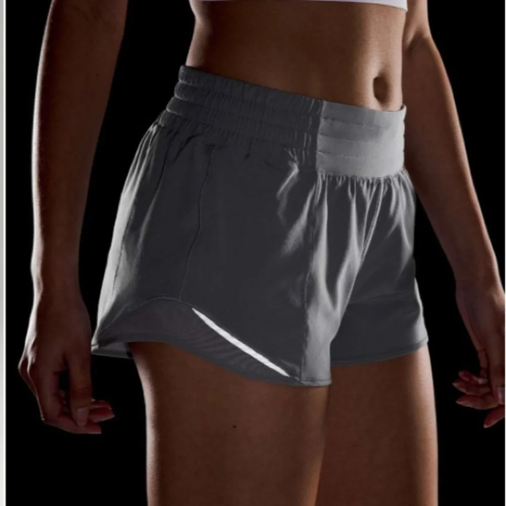 Lululemon Hotty Hot High-Rise Lined Short 2.5" in Rhino Grey ~ Size 8 - Picture 3 of 9